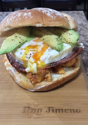 Una foto de Sándwich de huevo, chorizo y queso