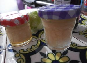 Una foto de Yakult de suero de kéfir