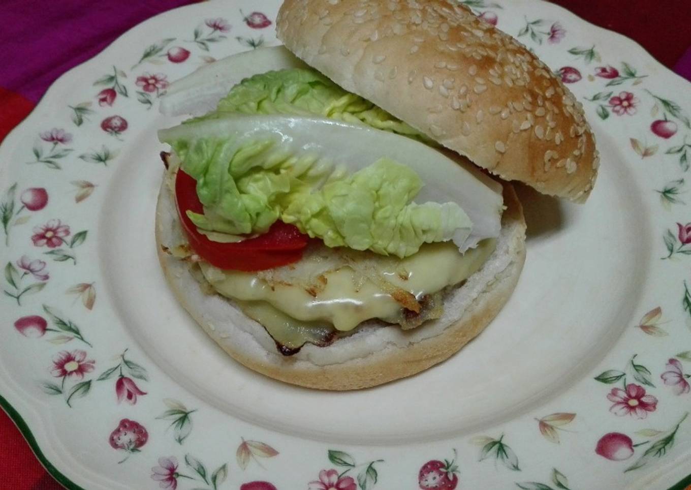 Hamburguesa de berenjena con patatas, todo en uno. Vegetariana