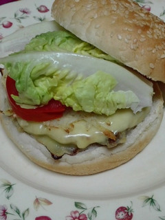 Foto principal de Hamburguesa de berenjena con patatas, todo en uno. Vegetariana