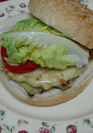 Foto principal de Hamburguesa de berenjena con patatas, todo en uno. Vegetariana