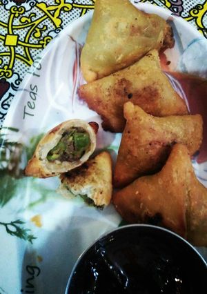 A picture of Mini Matar samosa with tangy sonth.