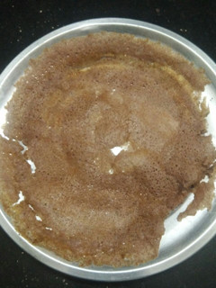 ராகி தோசை(ragi dosai recipe in tamil) செய்முறை முக்கிய புகைப்படம்