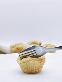 Une photo de MUFFINS AUX OLIVES VERTES, Feta ET AIL DES OURS
