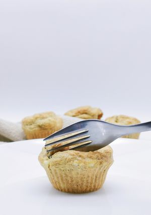 Une photo de MUFFINS AUX OLIVES VERTES, Feta ET AIL DES OURS