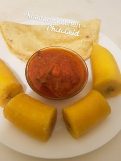 Boiled plantain with chicken stew and fry egg ainihin hoton girkin
