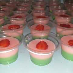 Puding Nutrijel Pandan Stroberi 🍓🍓 রেসিপির প্রধান ছবি