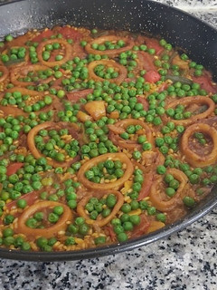 Una foto de Arroz integral con calamares