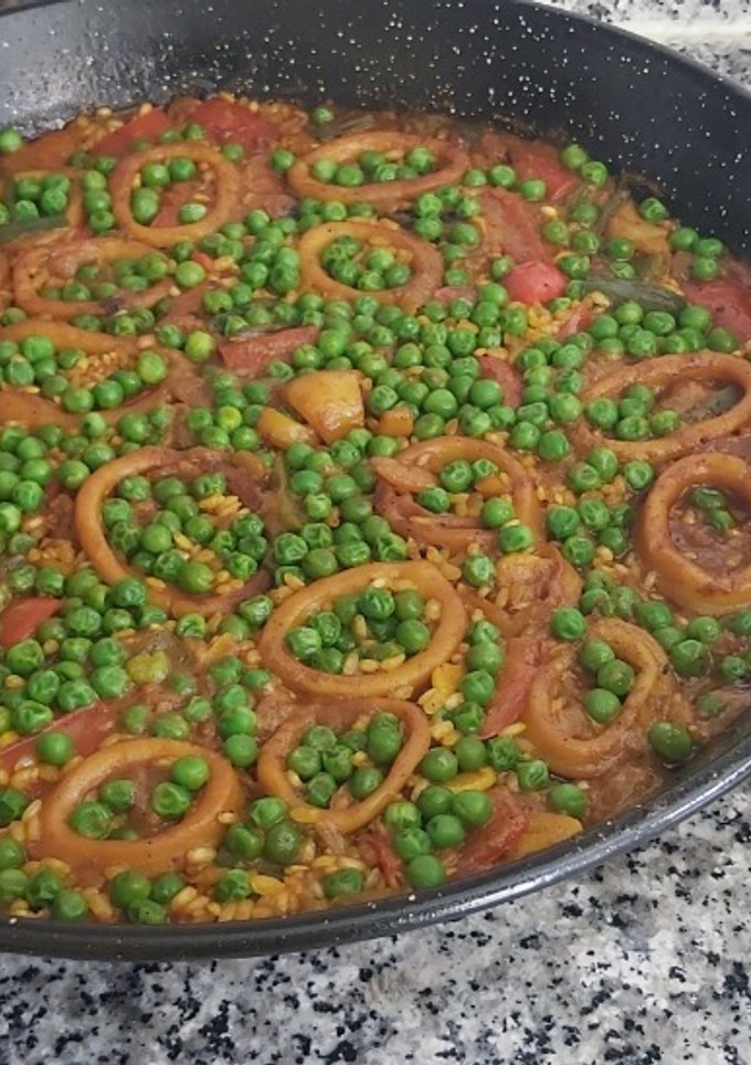 Una foto de Arroz integral con calamares