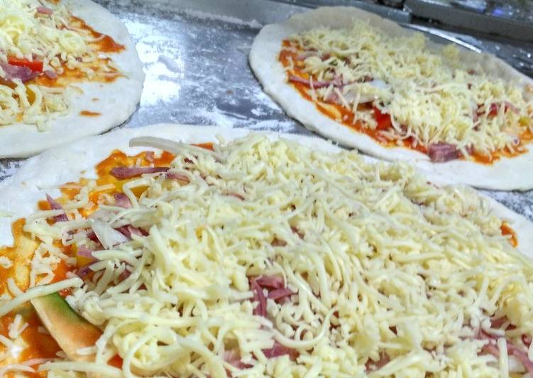 Cara Gampang memasak Simple Homemade Pizza, Bisa Manjain Lidah