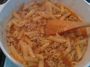 Una foto de pasta pluma con tomate