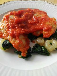 Una foto de Merluza en salsa de pimientos con gambas y espinacas