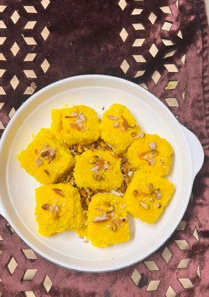 केसरिया नारियल की बर्फी रेसिपी मुख्य फोटो