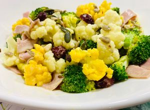 Hình của món Salad 🥗 súp lơ trắng vàng & bông cải xanh🥦 và sốt yogurt - mustard vàng.