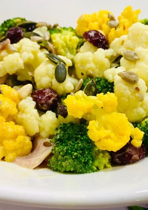 Hình của món Salad 🥗 súp lơ trắng vàng & bông cải xanh🥦 và sốt yogurt - mustard vàng.