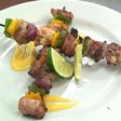 Brochetas mar y tierra con salsa holandesa