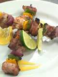 Brochetas mar y tierra con salsa holandesa