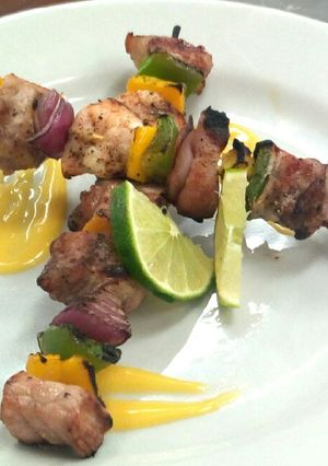 Una foto de Brochetas mar y tierra con salsa holandesa