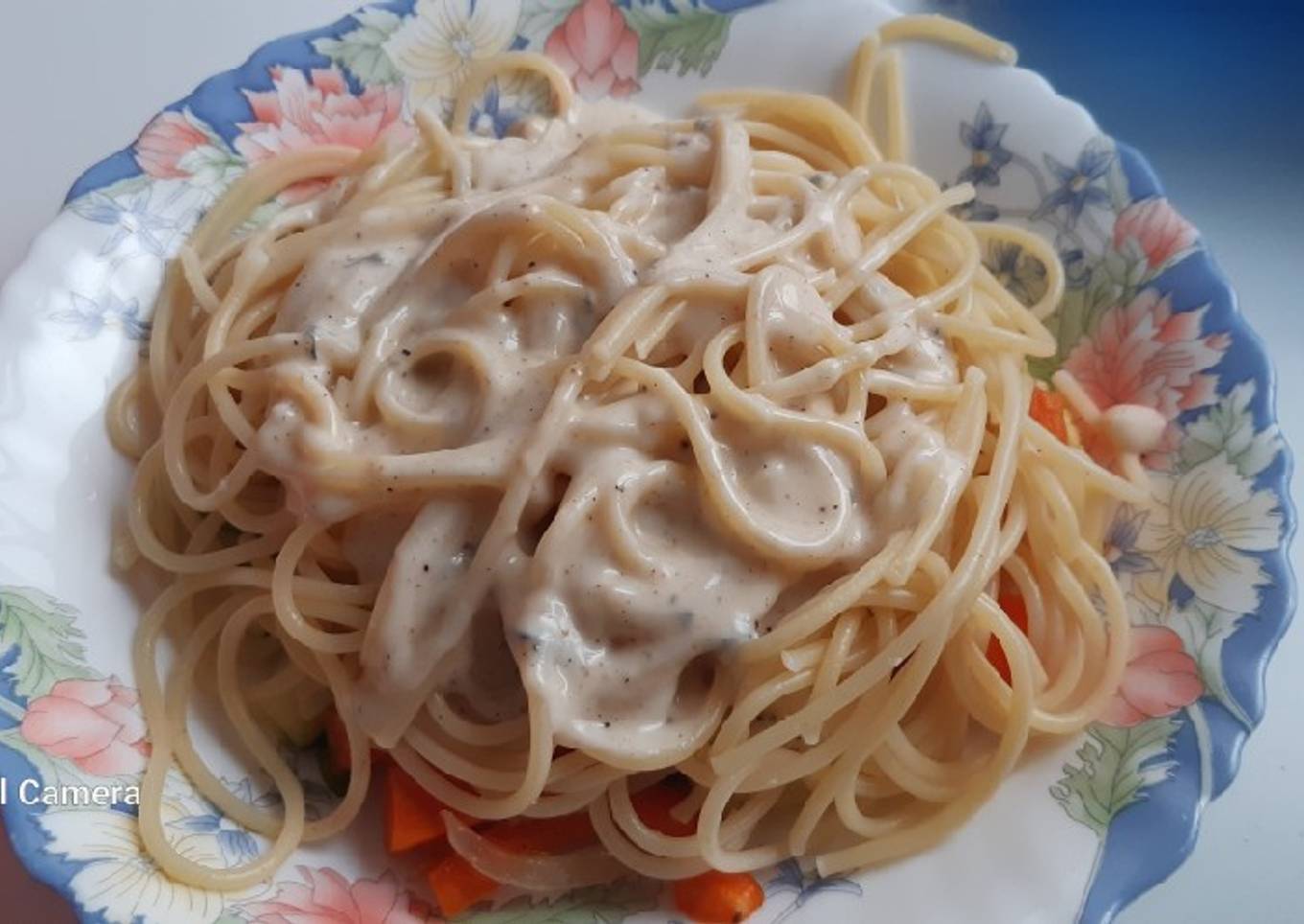 Espaguetis con verduras salteadas y salsa de queso