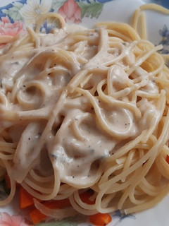 Foto principal de Espaguetis con verduras salteadas y salsa de queso