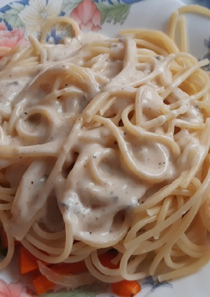 Una foto de Espaguetis con verduras salteadas y salsa de queso