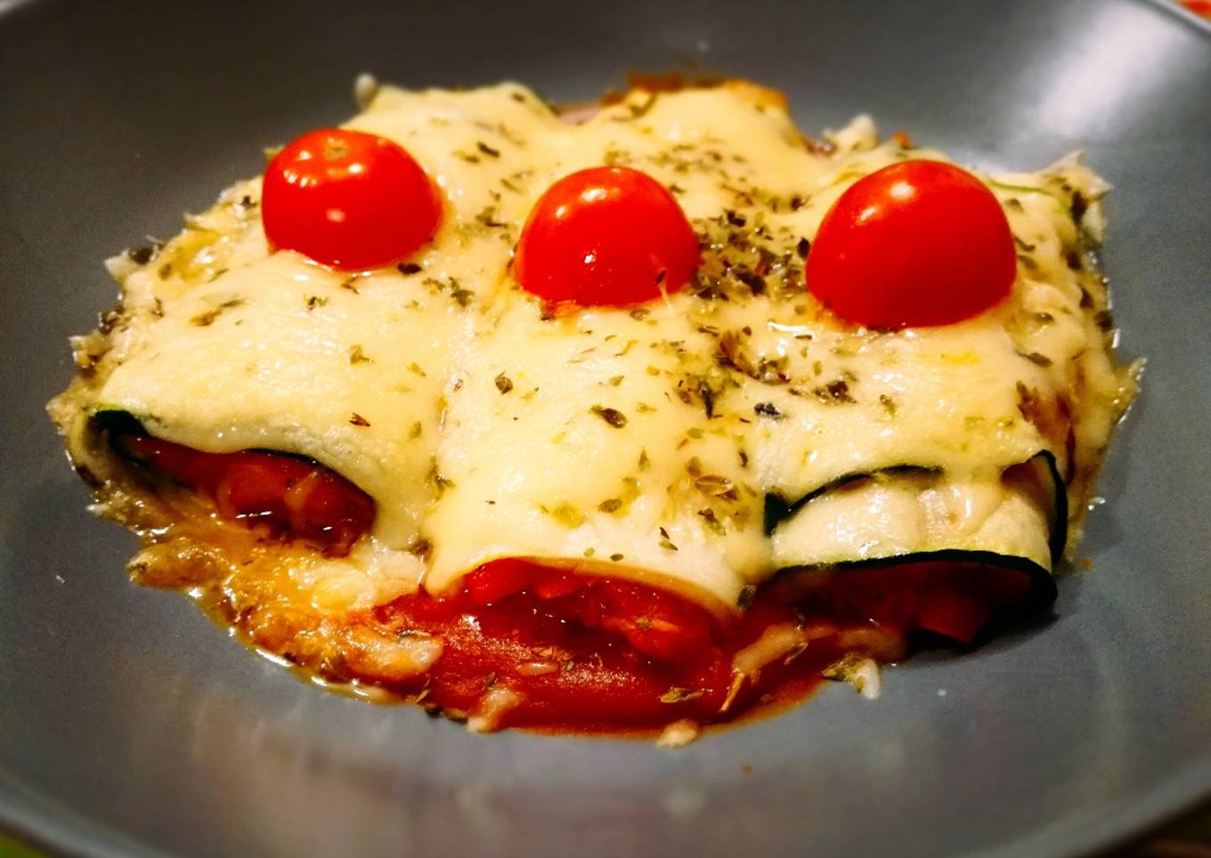 Canelones de calabacín gratinados rellenos de atún y verduras