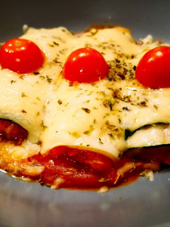 Una foto de Canelones de calabacín gratinados rellenos de atún y verduras