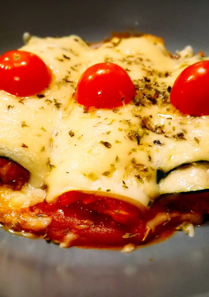 Una foto de Canelones de calabacín gratinados rellenos de atún y verduras