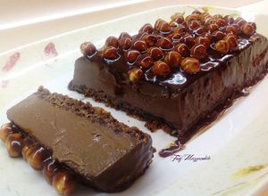 Foto di Torta senza farina, al cacao, amaretto e rum, con caramello al cioccolato e nocciole