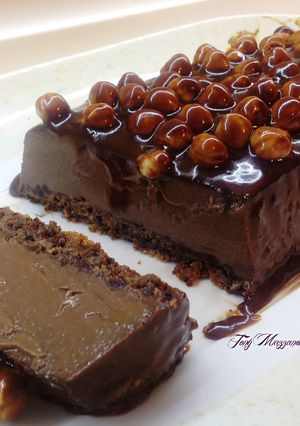 Foto di Torta senza farina, al cacao, amaretto e rum, con caramello al cioccolato e nocciole