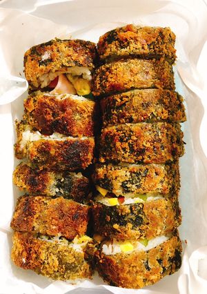 Hình của món Cơm cuốn rong biển chiên xù.