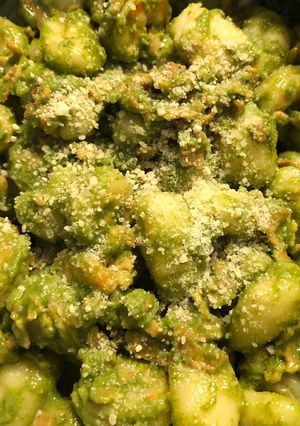 Spenótos-parmezános gnocchi baconnel és garnélával recept fotója
