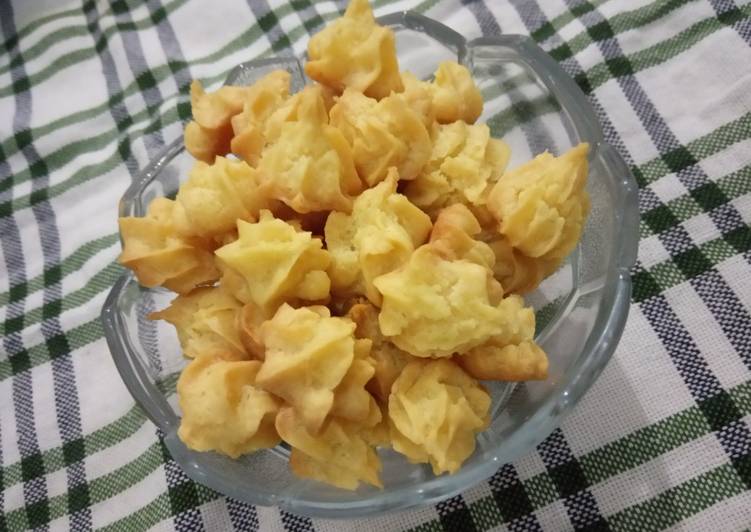 Sus Kering Keju (Crispy Cheese Choux)