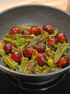 Una foto de Sartén de choricitos picantes con pimientos de padrón