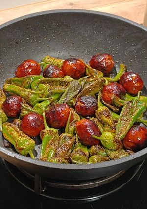 Una foto de Sartén de choricitos picantes con pimientos de padrón