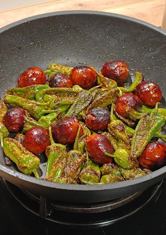 Una foto de Sartén de choricitos picantes con pimientos de padrón