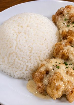 Una foto de Pollo a la crema con arroz blanco y fritos