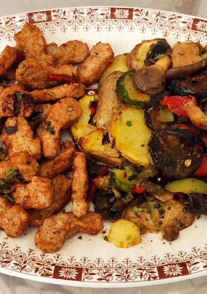 Una foto de Bocaditos braseados y braseado patatas, setas y verduras