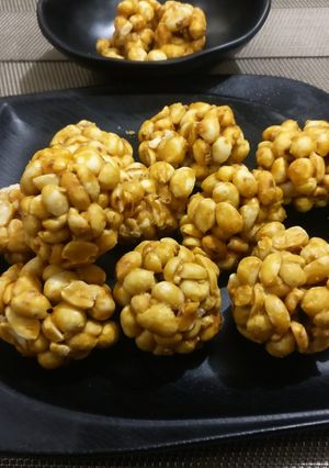 A picture of Moongfali & Gud ke laddoo.