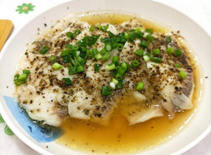 電鍋蒸奶油蒜香鯛魚 的食譜成品照片