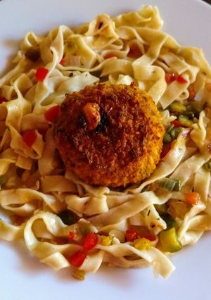 Una foto de Cintas/ fideos caseros con croqueta de arroz