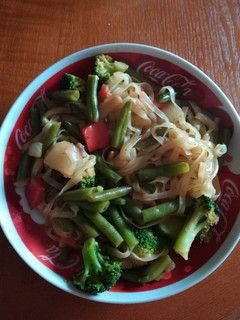 Una foto de Fideos con brócoli y judías verdes al curry