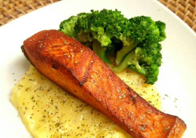 11 Resep: Pan Fried Salmon with Mashed Potato and Steam Broccoli Anti Gagal!