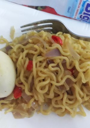 A picture of Indomine with boiled egg.