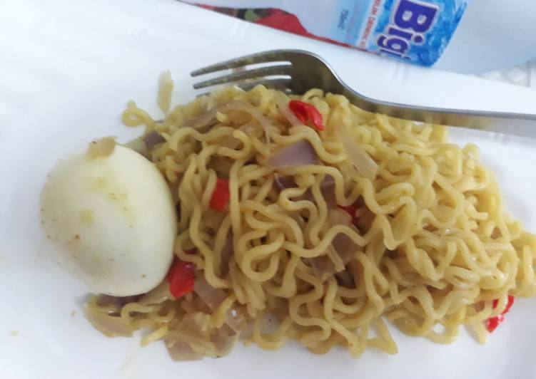 Indomine with boiled egg