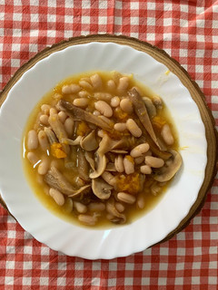 Una foto de Guiso de alubias, setas y calabaza
