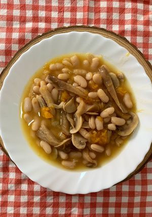 Una foto de Guiso de alubias, setas y calabaza