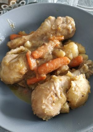 Una foto de Pollo con salsa 🍗🥕🥔