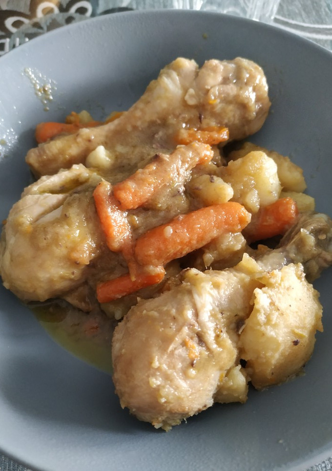 Una foto de Pollo con salsa 🍗🥕🥔