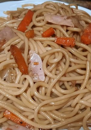 Una foto de Espagueti con zanahoria, puerro y york al estilo oriental. Fácil y barato